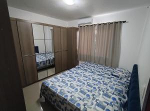 un dormitorio con una cama y un espejo en Vanessa pousada familiar, en São Gabriel