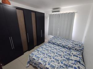 Un dormitorio con una cama con un edredón azul. en Vanessa pousada familiar, en São Gabriel