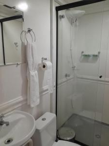 a bathroom with a shower and a toilet and a sink at Excelente Apto no centro - Tudo a pé in Sao Paulo