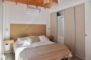a bedroom with a bed and a wooden table at IZ chapa - Casa 1 - Casa en Chapa a estrenar a cuatro cuadras de Luna Roja - Hola Sur in Chapadmalal