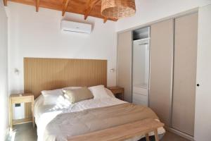 a bedroom with a bed and a wooden table at IZ chapa - Casa 3 - Casa en Chapa a estrenar a cuatro cuadras de Luna Roja - Hola Sur in Chapadmalal