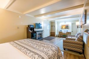 a hotel room with a bed and a couch at Glenwood Springs Cedar Lodge in Glenwood Springs