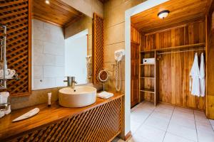 Baðherbergi á Ficus Sunset Suites