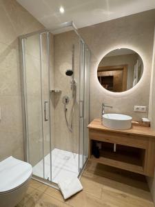 A bathroom at Gasthof Sprenger