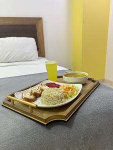 un plateau avec une assiette de nourriture sur une table dans l'établissement Hotel Odonata Real, à Carthagène des Indes