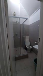 Koupelna v ubytování Castille Lodge Avenues - No Power Cuts & New Bathrooms