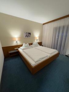 A bed or beds in a room at Gasthof Sprenger
