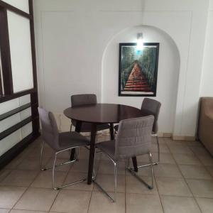 Posezení v ubytování Castille Lodge Avenues - No Power Cuts & New Bathrooms