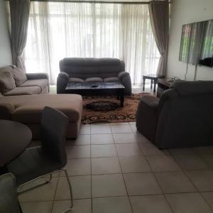 Posezení v ubytování Castille Lodge Avenues - No Power Cuts & New Bathrooms