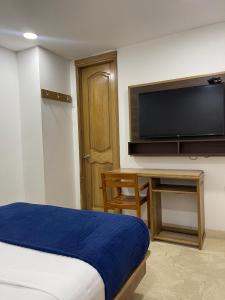 une chambre avec un lit et une télévision à écran plat dans l'établissement Hotel Odonata Real, à Carthagène des Indes 19 autres photos
