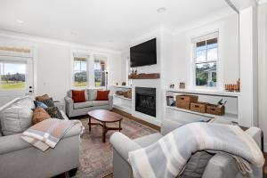 un soggiorno con due divani e un camino di Hygge on Hilltop by Seabrook Hospitality a Pacific Beach Altre 37 foto