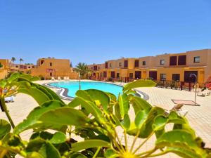 ein Schwimmbad in der Mitte eines Resorts in der Unterkunft Bahia Sol Deluxe in Caleta de Fuste