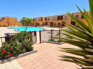 Der Swimmingpool an oder in der Nähe von Bahia Sol Deluxe