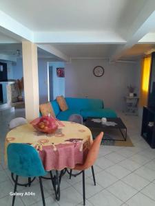 Χώρος καθιστικού στο Appartement confortable à Sainte-Luce avec jacuzzi
