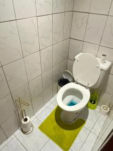 Ένα μπάνιο στο Appartement confortable à Sainte-Luce avec jacuzzi