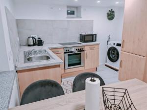 a kitchen with a sink and a microwave at Charmantes schickes Apartment in Neuenstadt am Kocher