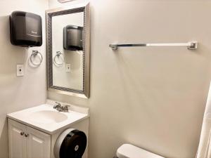 Ένα μπάνιο στο Vintage Queen Suite - 7 Mins From ATL Airport +20 φωτογραφίες
