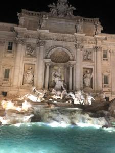 vista sulla fontana di Trevi di notte di Aurora 31 - Suite & Breakfast a Roma