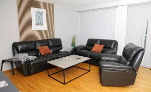 Χώρος καθιστικού στο 5-Bed-Rooms House with Jacuzzi, Free Parking, and 2 Toilets-Bath in Malmö