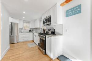 Gallery image of Newly Renovated 3BR 2BA - Walk to Restaurants in Vineyard Haven +11 photos