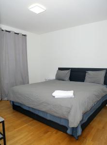 Ένα ή περισσότερα κρεβάτια σε δωμάτιο στο 5-Bed-Rooms House with Jacuzzi, Free Parking, and 2 Toilets-Bath in Malmö