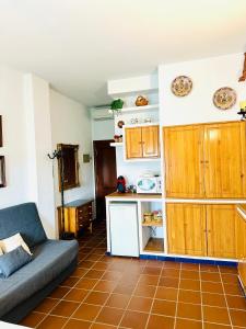 a living room with a couch and a kitchen at Puente del Rey, El Rocio Deluxe in El Rocío