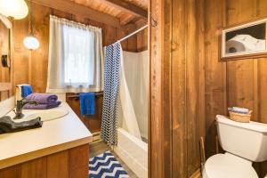 Ένα μπάνιο στο Hike, Golf and Explore Cabin with Deck in Bellaire! +29 φωτογραφίες