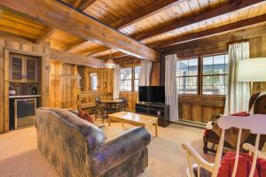 un soggiorno con un divano e un tavolo di 2 Mi to Schuss Mountain Cozy Cabin with Deck a Bellaire
