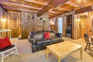 Η κουζίνα ή μικρή κουζίνα στο Hike, Golf and Explore Cabin with Deck in Bellaire!