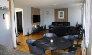 Μια τηλεόραση ή/και κέντρο ψυχαγωγίας στο 5-Bed-Rooms House with Jacuzzi, Free Parking, and 2 Toilets-Bath in Malmö