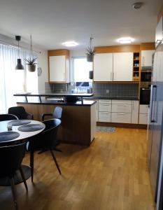 Η κουζίνα ή μικρή κουζίνα στο 5-Bed-Rooms House with Jacuzzi, Free Parking, and 2 Toilets-Bath in Malmö