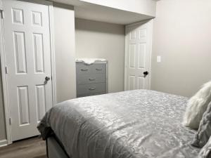 Ένα ή περισσότερα κρεβάτια σε δωμάτιο στο Luxury Queen Suite - 7 Mins From ATL Airport
