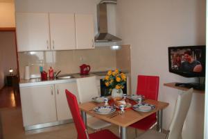 Kuchyň nebo kuchyňský kout v ubytování Apartments Central