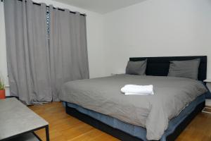Ένα ή περισσότερα κρεβάτια σε δωμάτιο στο 5-Bed-Rooms House with Jacuzzi, Free Parking, and 2 Toilets-Bath in Malmö