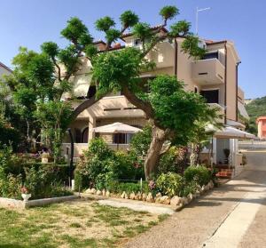 Κήπος έξω από το Apartments Zdenka