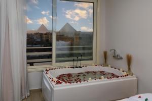 Ліжко або ліжка в номері Rixoss Tower Pyramids View