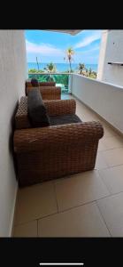 two wicker couches on a balcony with a view of the ocean at Excelente vista in Cartagena de Indias