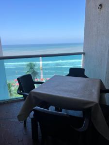a table and chairs in a room with a view of the ocean at Excelente vista in Cartagena de Indias