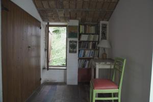 een kamer met een raam, een bureau en een stoel bij Iemanyá in Villa Gesell