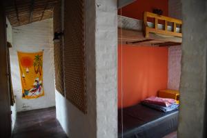 een kleine kamer met een stapelbed bij Iemanyá in Villa Gesell