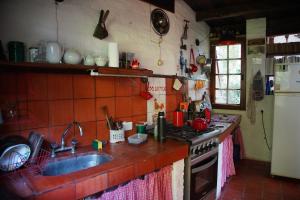 een keuken met een spoelbak en een fornuis bij Iemanyá in Villa Gesell