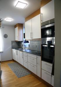 Η κουζίνα ή μικρή κουζίνα στο 5-Bed-Rooms House with Jacuzzi, Free Parking, and 2 Toilets-Bath in Malmö