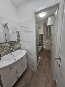 Ένα μπάνιο στο Gloria House +2 φωτογραφίες