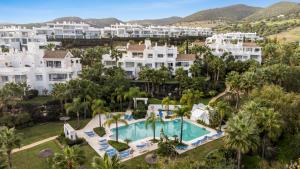 Piscina de la sau aproape de Luxury Apartment with Free Alcazaba Lagoon Access