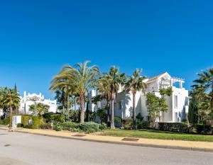O grădină în afara Luxury Apartment with Free Alcazaba Lagoon Access