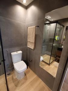 ジョアンペソアにあるFlat Premium com vista mar Setai Editionのトイレとシャワー付きのバスルーム +45枚の写真