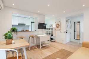 a kitchen and living room with a table and a dining room at Feel Welcome Barcelona Smart flat in Cornellà de Llobregat