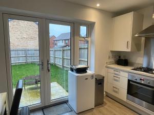 Кухня или мини-кухня в 2 bedroom house in Glebe farm
