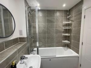 Ванная комната в 2 bedroom house in Glebe farm +25 фотографий