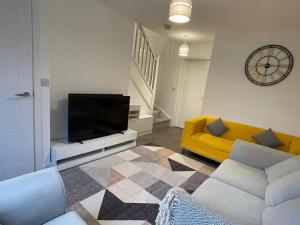 Телевизор и/или развлекательный центр в 2 bedroom house in Glebe farm